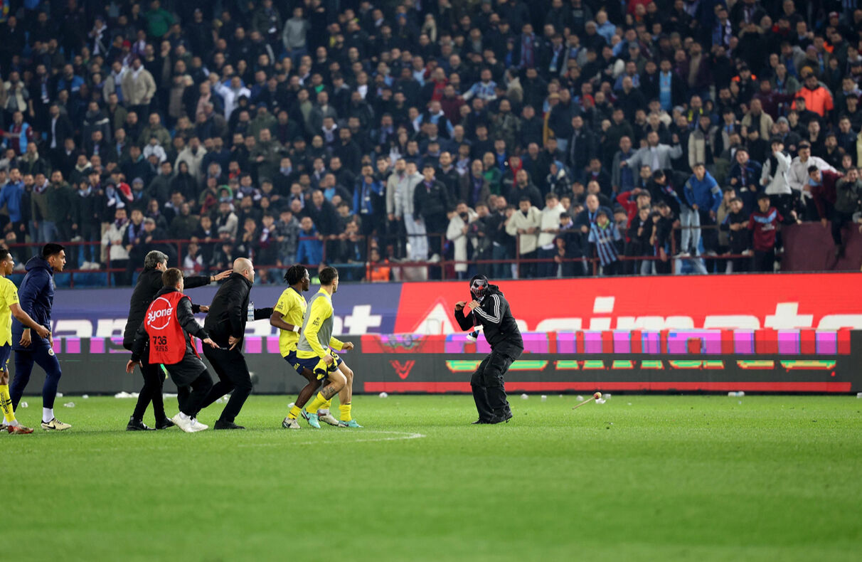 Olaylı Trabzonspor-Fenerbahçe maçı sonrası 3 futbolcu için karar verildi - 4. Resim