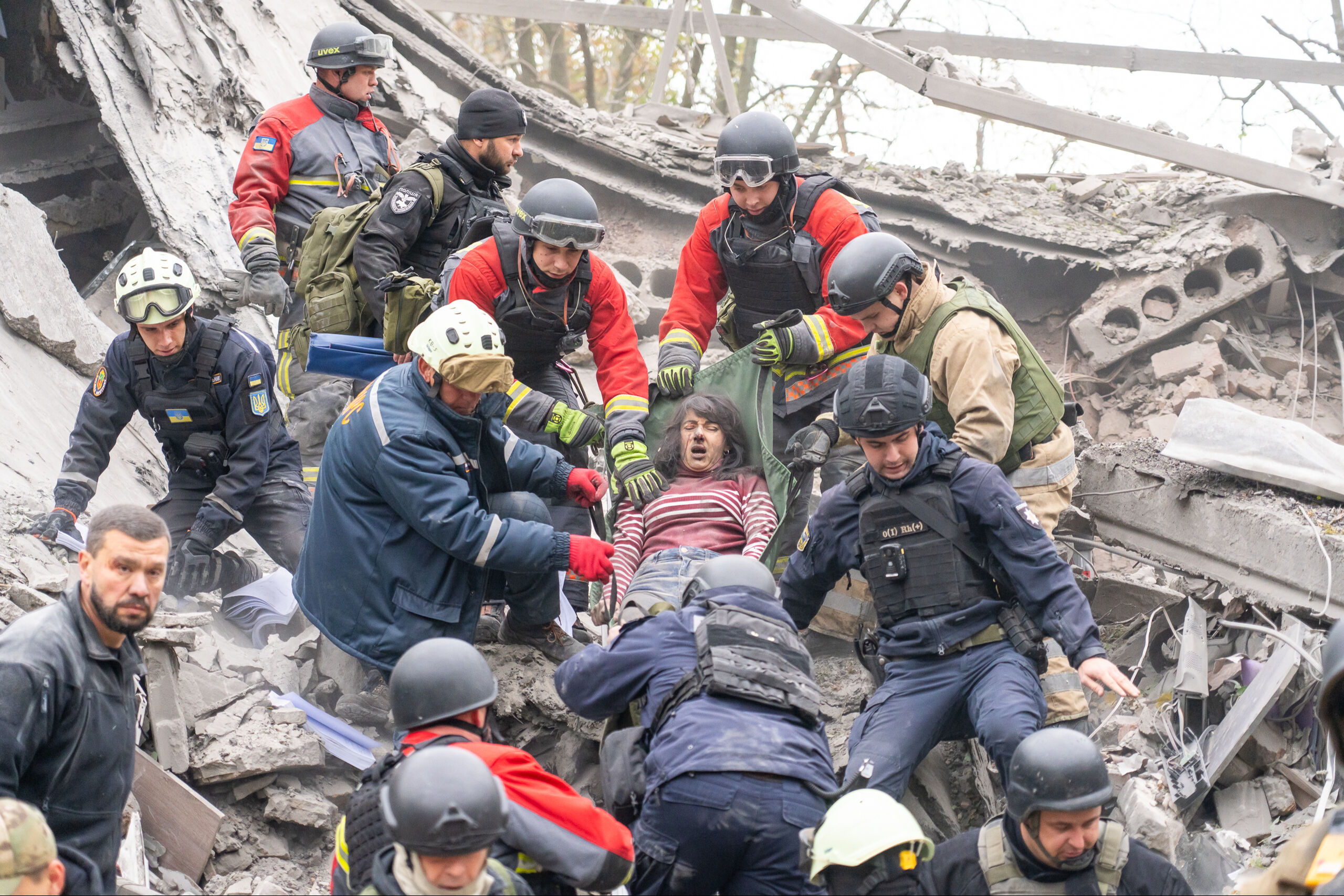 Rusya, Ukrayna'da yerleşim yerlerini bombaladı! Çok sayıda ölü ve yaralı var - 1. Resim
