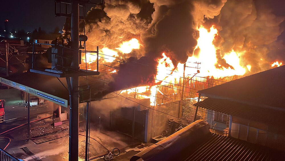 Sakarya'da büyük yangın! Kauçuk fabrikasındaki alevler çevredeki iş yerlerine sıçradı - 2. Resim