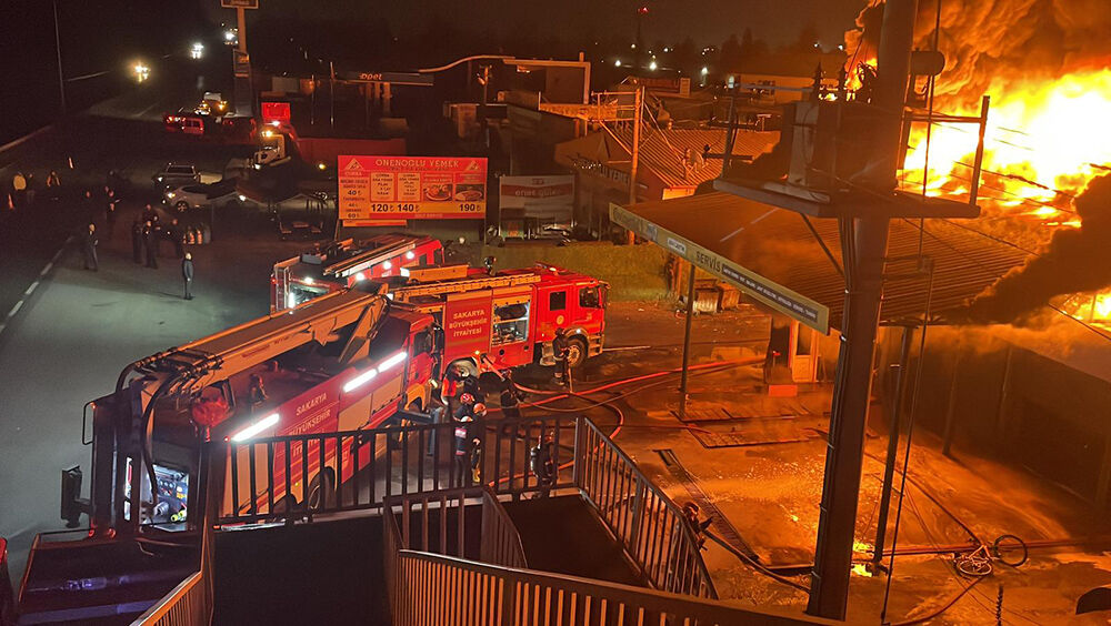 Sakarya'da büyük yangın! Kauçuk fabrikasındaki alevler çevredeki iş yerlerine sıçradı - 3. Resim