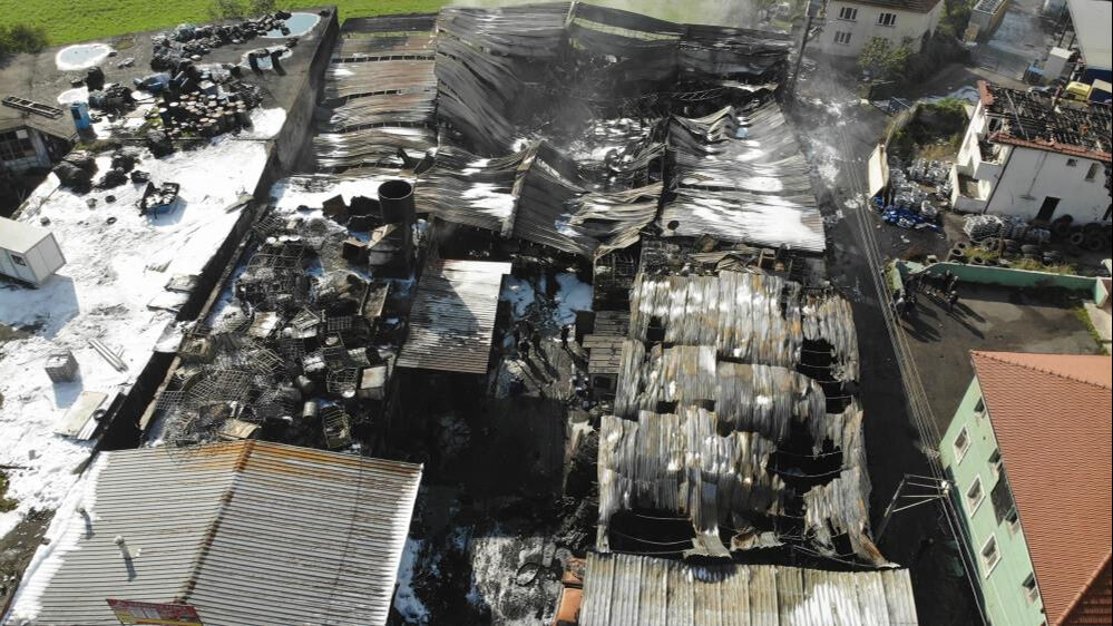 Sakarya'da büyük yangın! Kauçuk fabrikasındaki çıkan yangın 5 iş yerini kül etti - 4. Resim