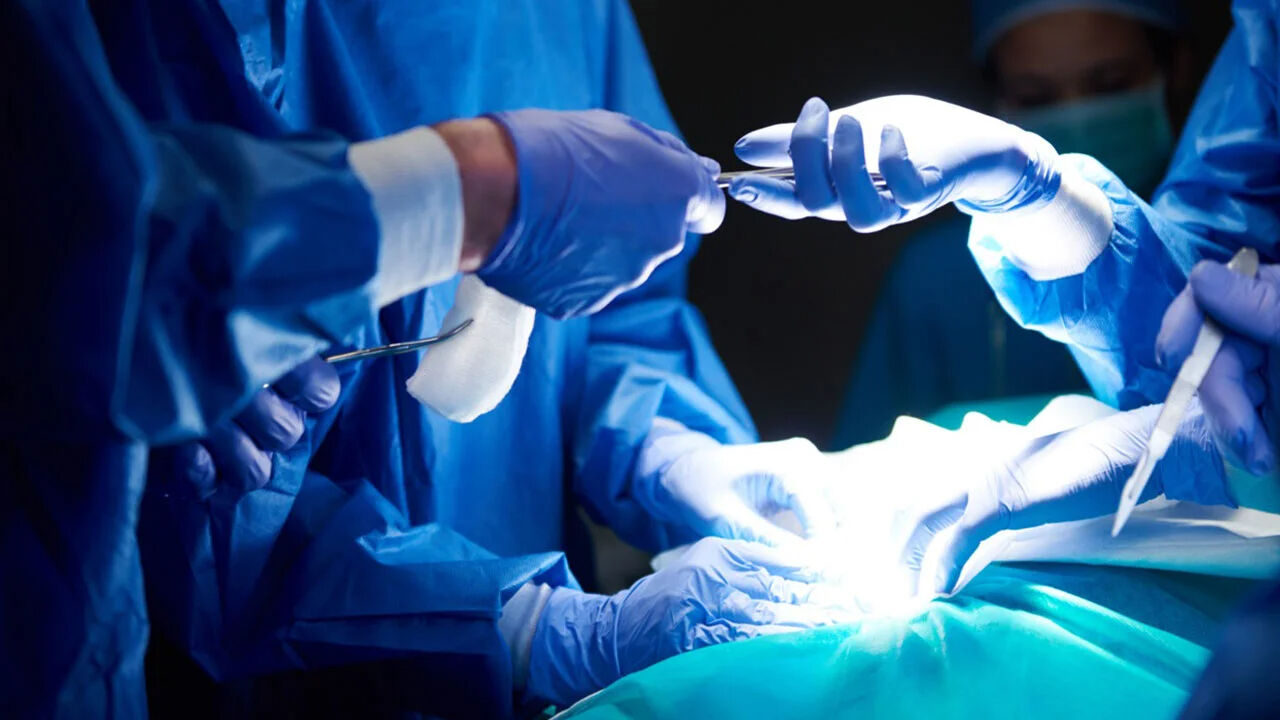 Ameliyathanedeki herkesi şok etti! Beyin ölümü gerçekleştiği sanılan hasta organ bağışı için girdiği ameliyat esnasında gözlerini açtı - 1. Resim