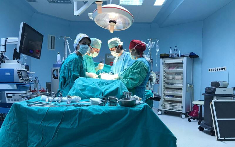 Ameliyathanedeki herkesi şok etti! Beyin ölümü gerçekleştiği sanılan hasta organ bağışı için girdiği ameliyat esnasında gözlerini açtı - 2. Resim