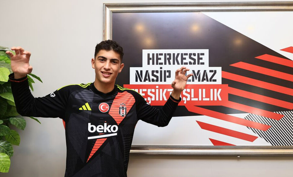 Beşiktaş'ın genç kalecisi Mehmet Tuğra Yeşilyurt profesyonel oldu Beşiktaş'ın genç kalecisi Mehmet Tuğra Yeşilyurt profesyonel oldu - 1. Resim