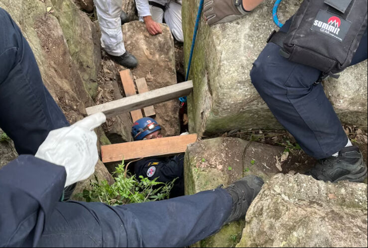 Düşen telefonunu almak için canından oluyordu! Tam 7 saat bekledi Düşürdüğü telefonu almak için uzanan kadın dengesini kaybetti, 7 saat boyunca kayalıkların altında mahsur kaldı - 2. Resim