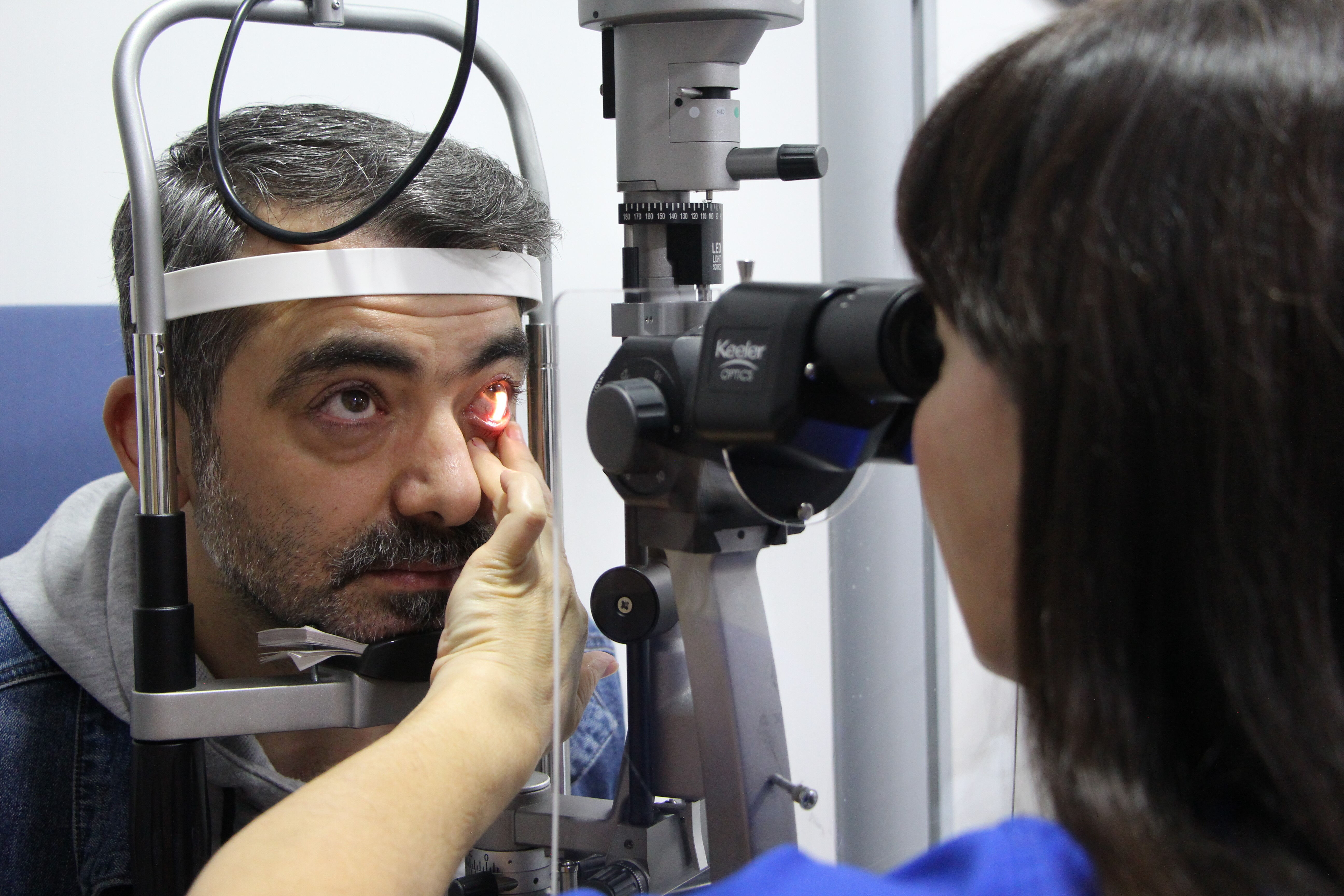 Eşya tamiri yaparken gözüne japon yapıştırıcısı kaçtı! Hastanelik oldu - 2. Resim