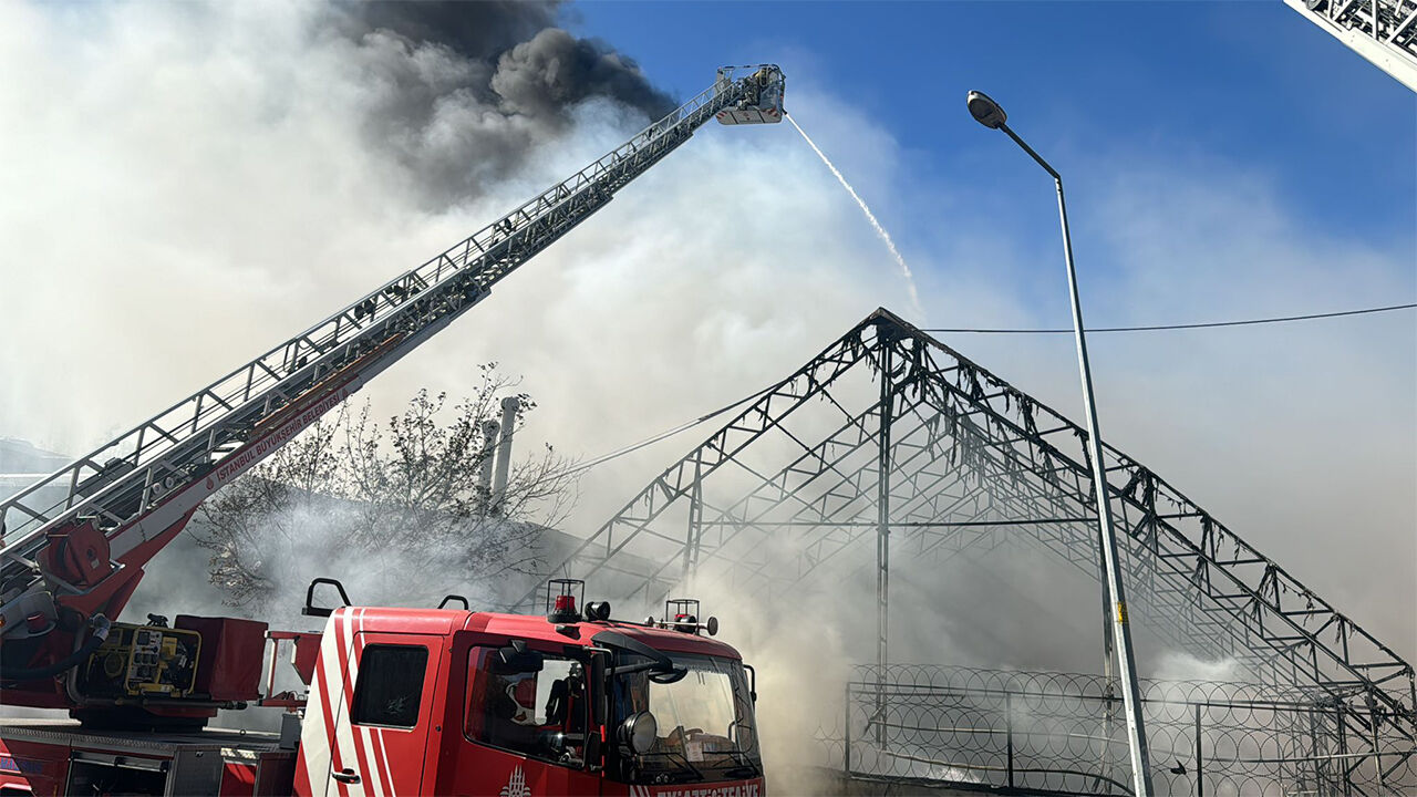 İstanbul Gaziosmanpaşa'daki kumaş deposunda yangın! Ekipler olay yerinde İstanbul Gaziosmanpaşa'daki kumaş deposunda yangın! Ekipler olay yerinde - 1. Resim