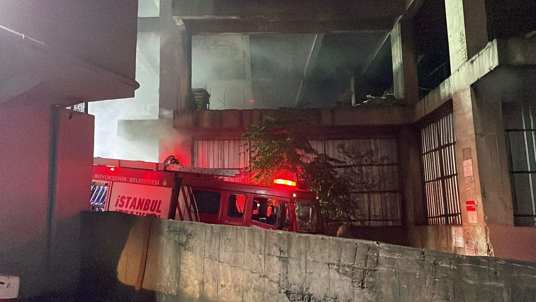 İstanbul'da sıcak saatler... 12 katlı iş merkezi cayır cayır yanıyor - 2. Resim