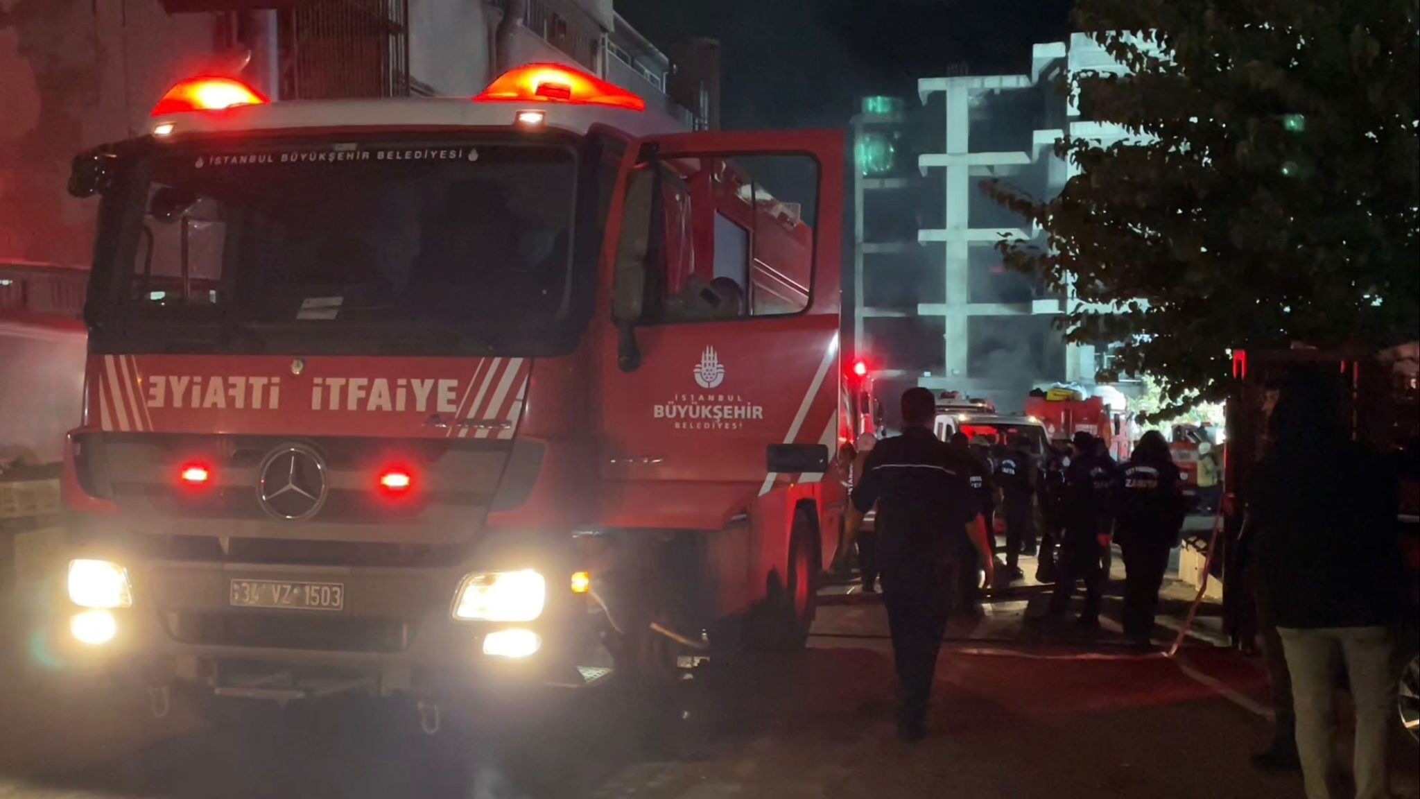 İstanbul'da sıcak saatler... 12 katlı iş merkezi cayır cayır yanıyor - 1. Resim