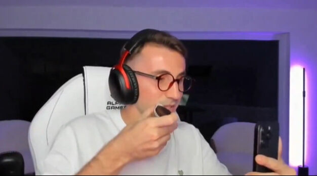 Kerem Aktürkoğlu doğum gününü canlı yayında kutladı! Annesini aradı: Bak kekim de var - 3. Resim