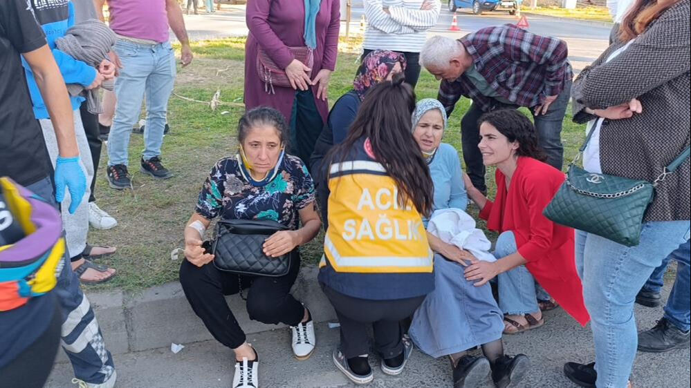 Antalya'da otel işçilerini taşıyan servisler çarpıştı, çok sayıda yaralı var Antalya'da otel işçilerini taşıyan servisler çarpıştı, çok sayıda yaralı var - 3. Resim