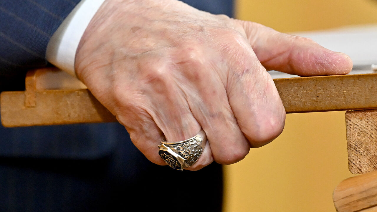 Bahçeli'den ince ayar! Tarihi konuşmayı yaparken yüzük ve rozetiyle de mesaj vermiş Bahçeli'den ince ayar! Tarihi konuşmayı yaparken yüzük ve rozetiyle de mesaj vermiş - 3. Resim