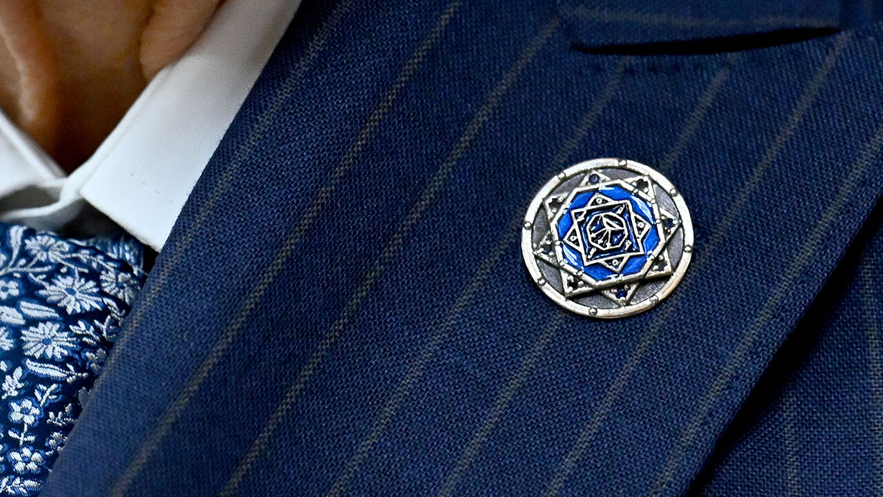 Bahçeli'den ince ayar! Tarihi konuşmayı yaparken yüzük ve rozetiyle de mesaj vermiş Bahçeli'den ince ayar! Tarihi konuşmayı yaparken yüzük ve rozetiyle de mesaj vermiş - 2. Resim