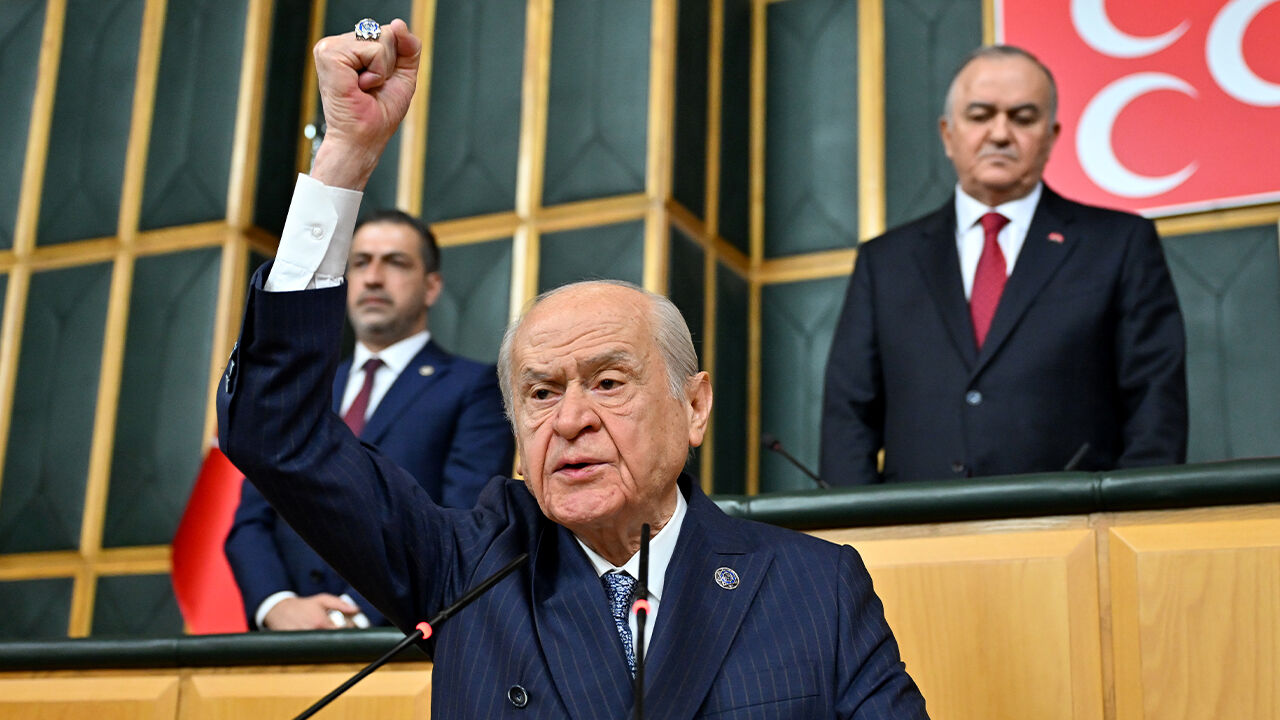 Bahçeli'den ince ayar! Tarihi konuşmayı yaparken yüzük ve rozetiyle de mesaj vermiş Bahçeli'den ince ayar! Tarihi konuşmayı yaparken yüzük ve rozetiyle de mesaj vermiş - 1. Resim