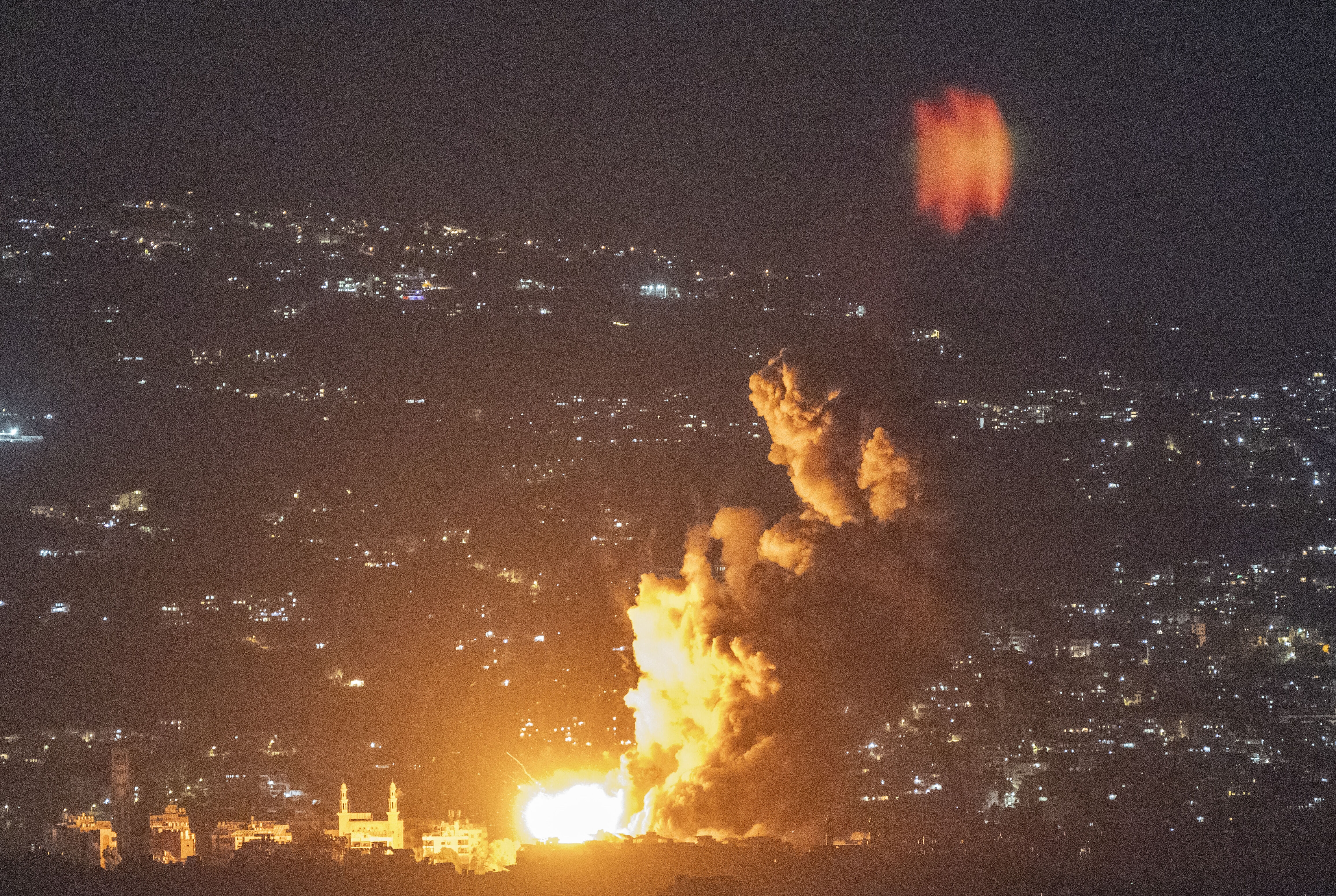 İsrail Beyrut'u aralıksız vurdu! Saldırıda hedef neresi? - 1. Resim