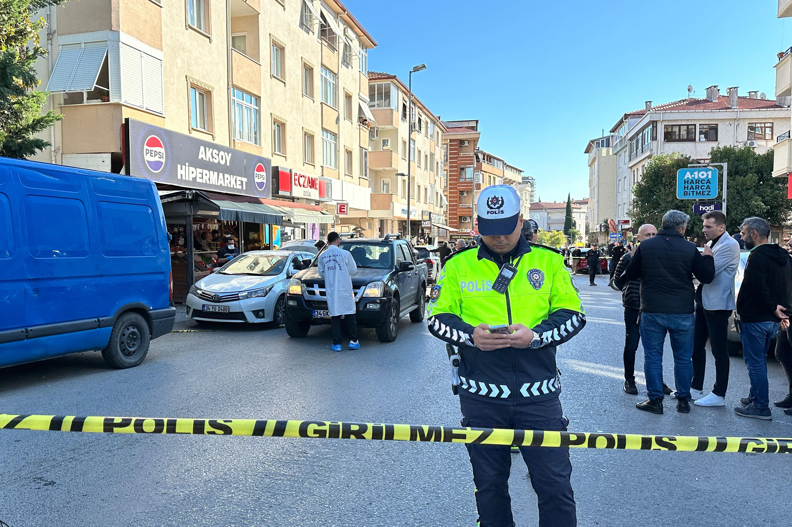 İstanbul'da korku dolu anlar! Polise çekiçli ve silahlı saldırı ortalığı karıştırdı - 1. Resim