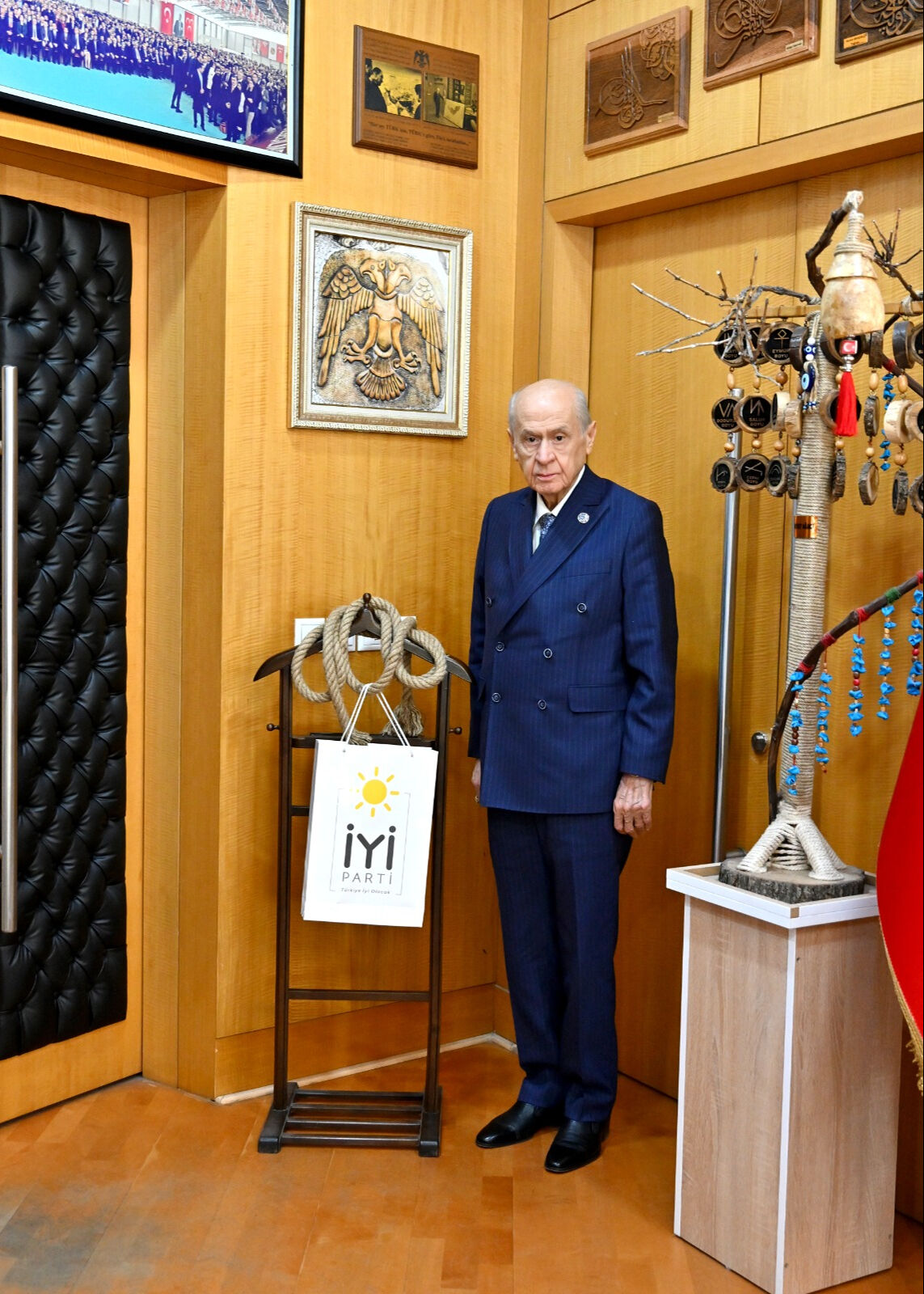 İyi Parti gönderdi, MHP teslim aldı! Dervişoğlu'nun salladığı ip Bahçeli'nin makam odasında - 1. Resim