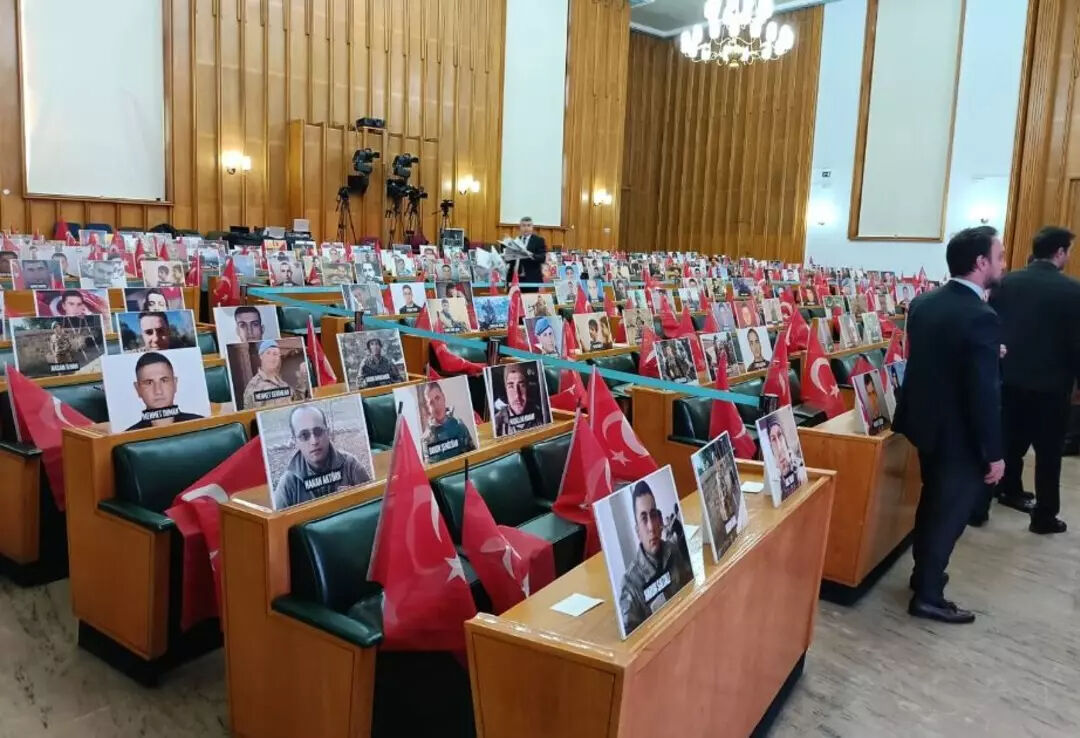 İyi Parti grubundan Bahçeli'ye şehit fotoğraflarıyla tepki - 2. Resim