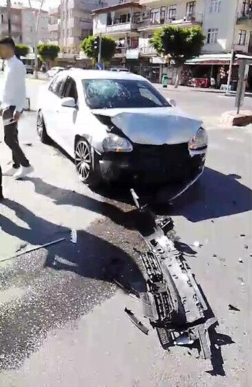 Kaza geliyorum dedi! Antalya'da yasağa rağmen dönmeye çalışan arabayla birbirlerine girdiler - 2. Resim