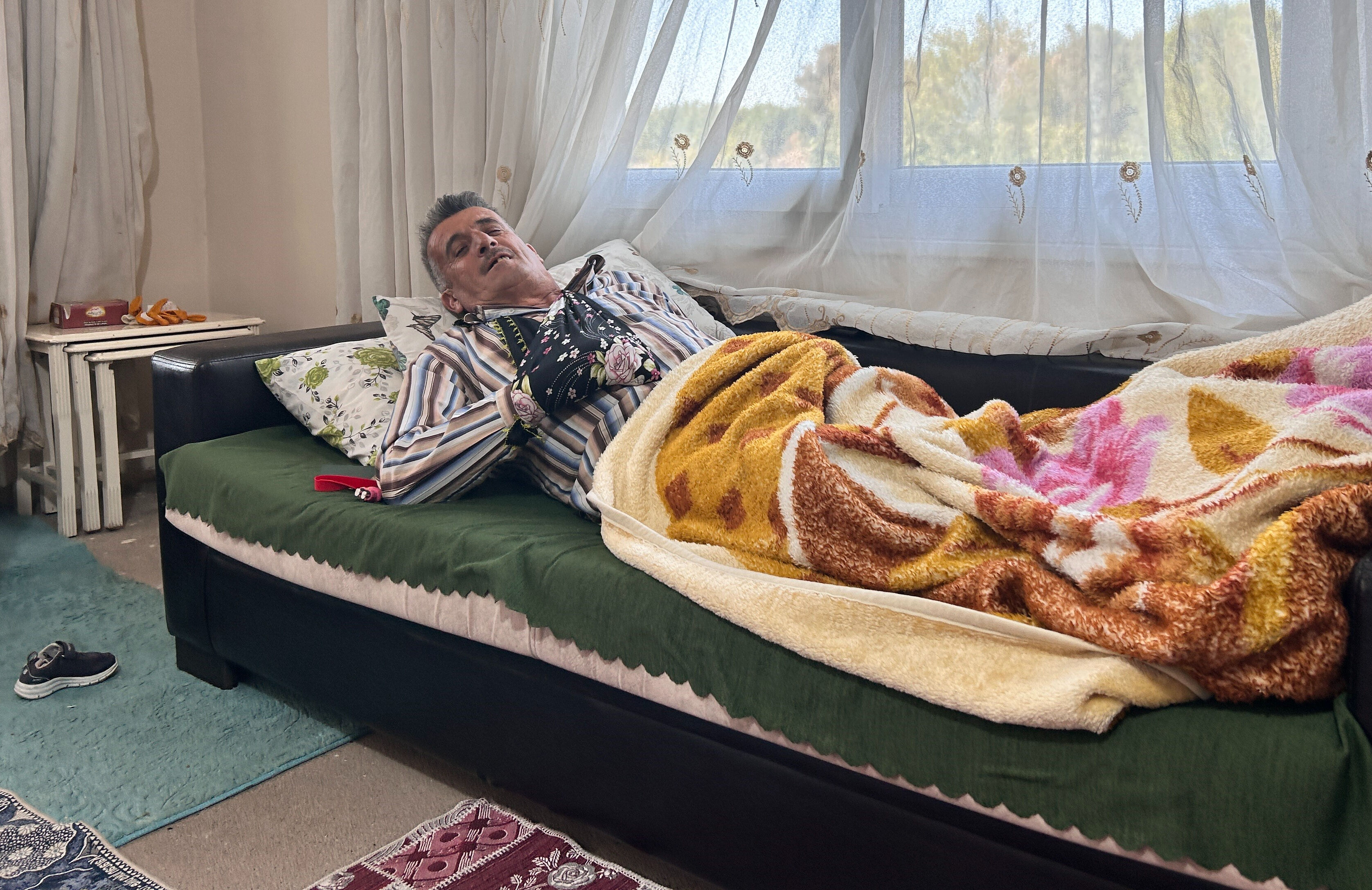 'Sanki mermi sıkılmış gibiydi'! Hatay'da engerek yılanının ısırdığı çiftçi hayata tutunmayı başardı - 5. Resim