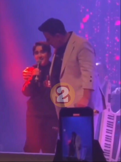 Şarkıcı Emrah sır gibi sakladığı oğlunu sahneye çıkardı! Açıklamaları tepki çekti Şarkıcı Emrah sır gibi sakladığı oğlunu sahneye çıkardı! Açıklamaları tepki çekti - 3. Resim