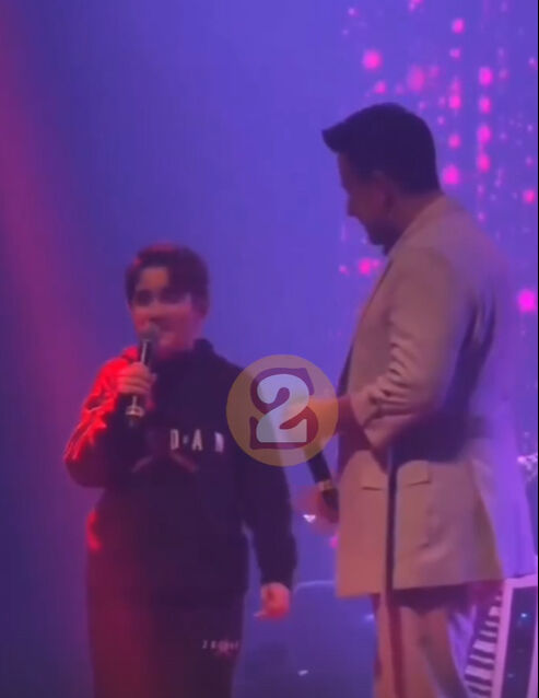 Şarkıcı Emrah sır gibi sakladığı oğlunu sahneye çıkardı! Açıklamaları tepki çekti Şarkıcı Emrah sır gibi sakladığı oğlunu sahneye çıkardı! Açıklamaları tepki çekti - 2. Resim