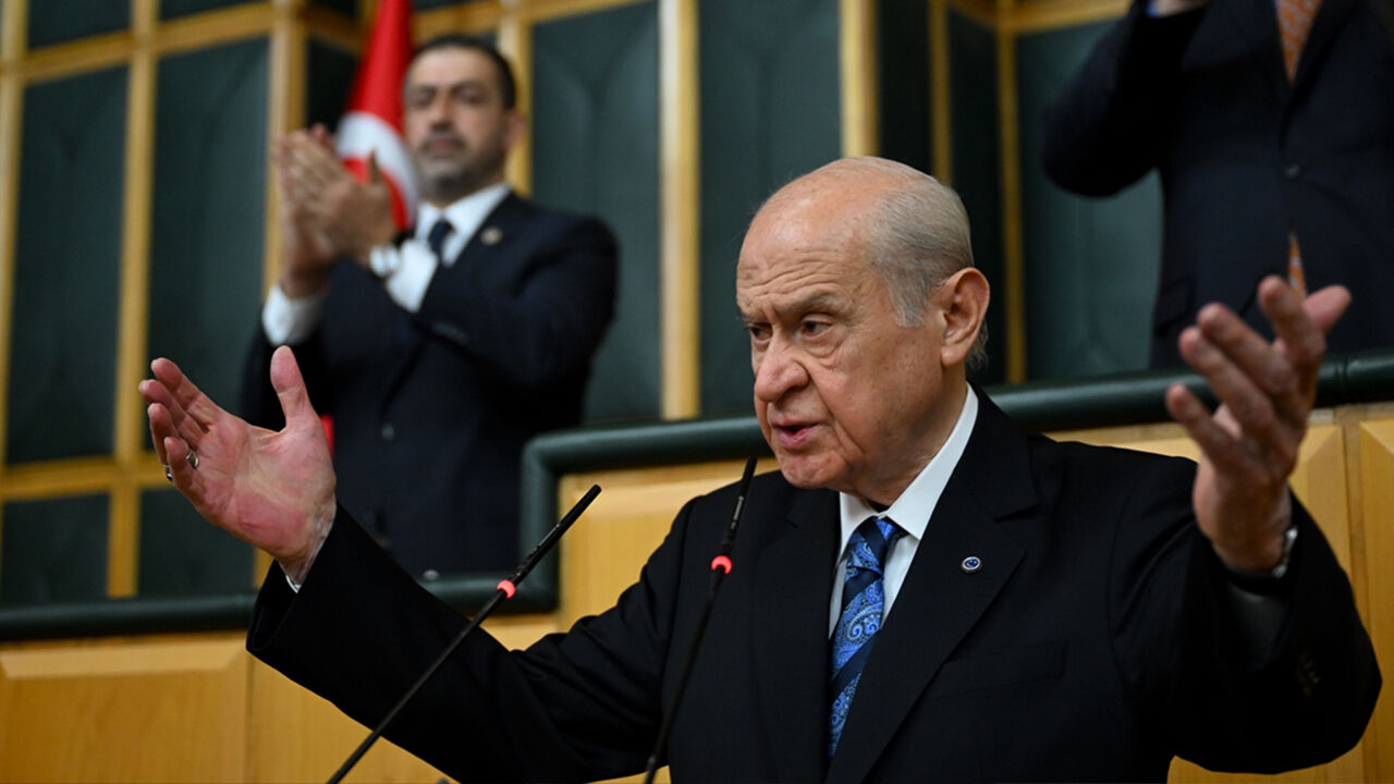 Urgan atan Müsavat Dervişoğlu'na MHP'den tepki: Fırlattığı ipe dolanıp çöplüğe gidecek - 3. Resim