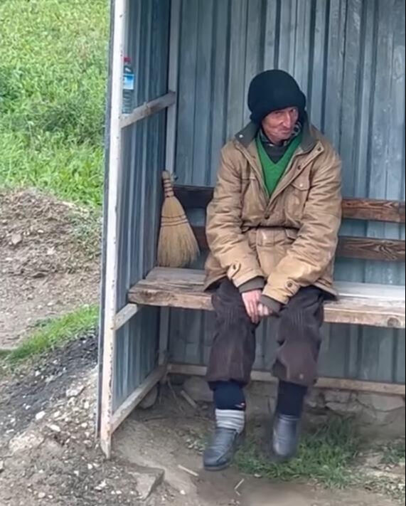 Yol kenarında yaşayan Aşık Ecevit'e kadın tır şoföründen kulübe - 3. Resim