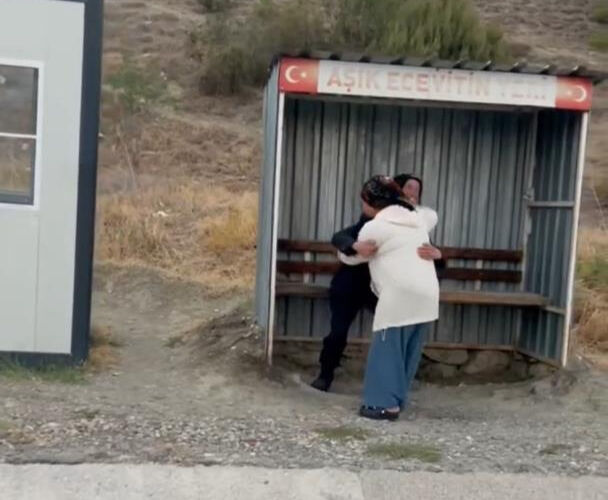 Yol kenarında yaşayan Aşık Ecevit'e kadın tır şoföründen kulübe - 4. Resim