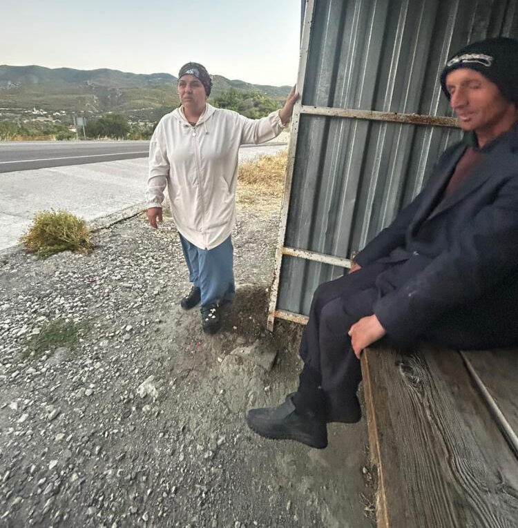 Yol kenarında yaşayan Aşık Ecevit'e kadın tır şoföründen kulübe - 2. Resim