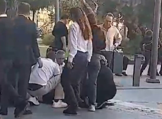 15 yaşındaki çocuklar AVM'de dehşeti yaşattı! Görevliye bıçakla saldırdılar - 2. Resim