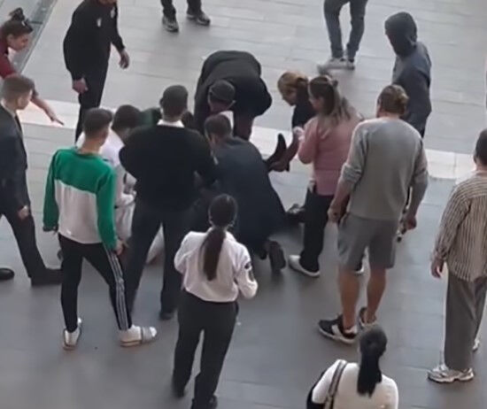 15 yaşındaki çocuklar AVM'de dehşeti yaşattı! Görevliye bıçakla saldırdılar - 1. Resim