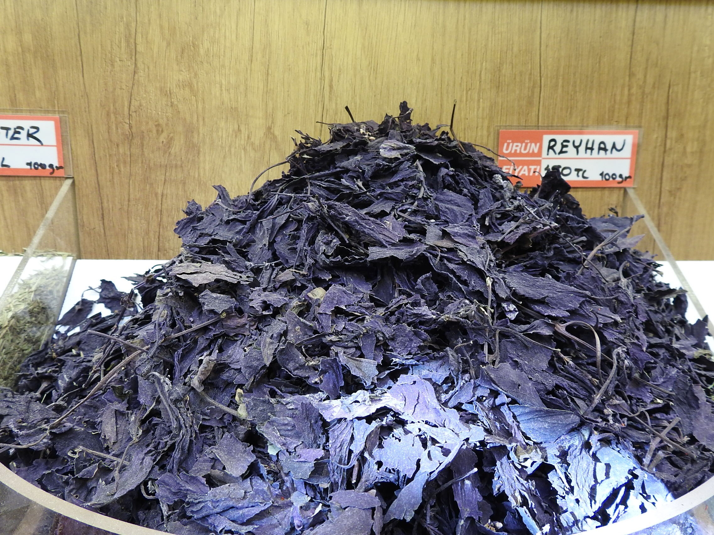 Aktarların 'grip' mesaisi... Soğuklara karşı 