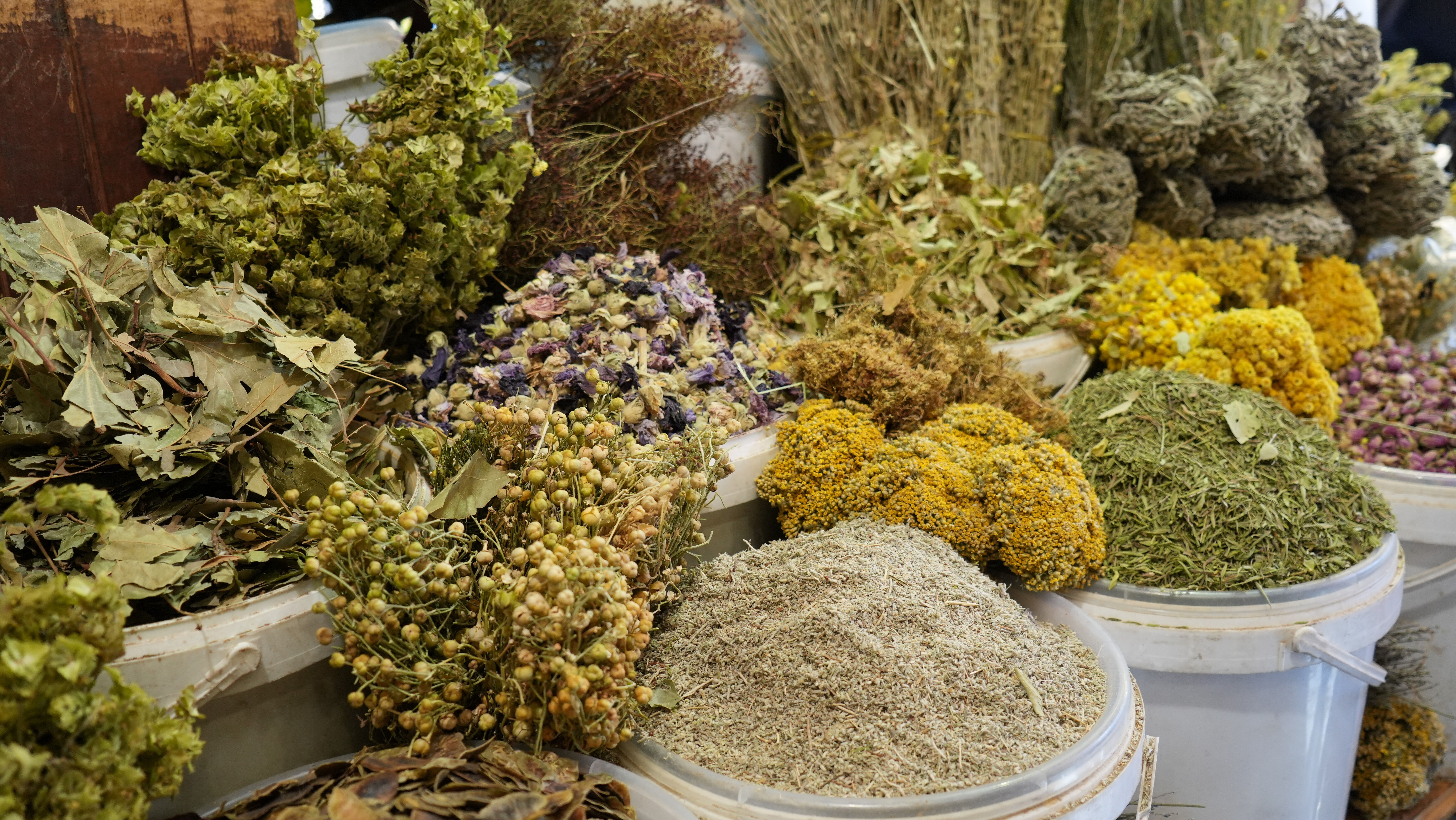 Aktarların 'grip' mesaisi... Soğuklara karşı 