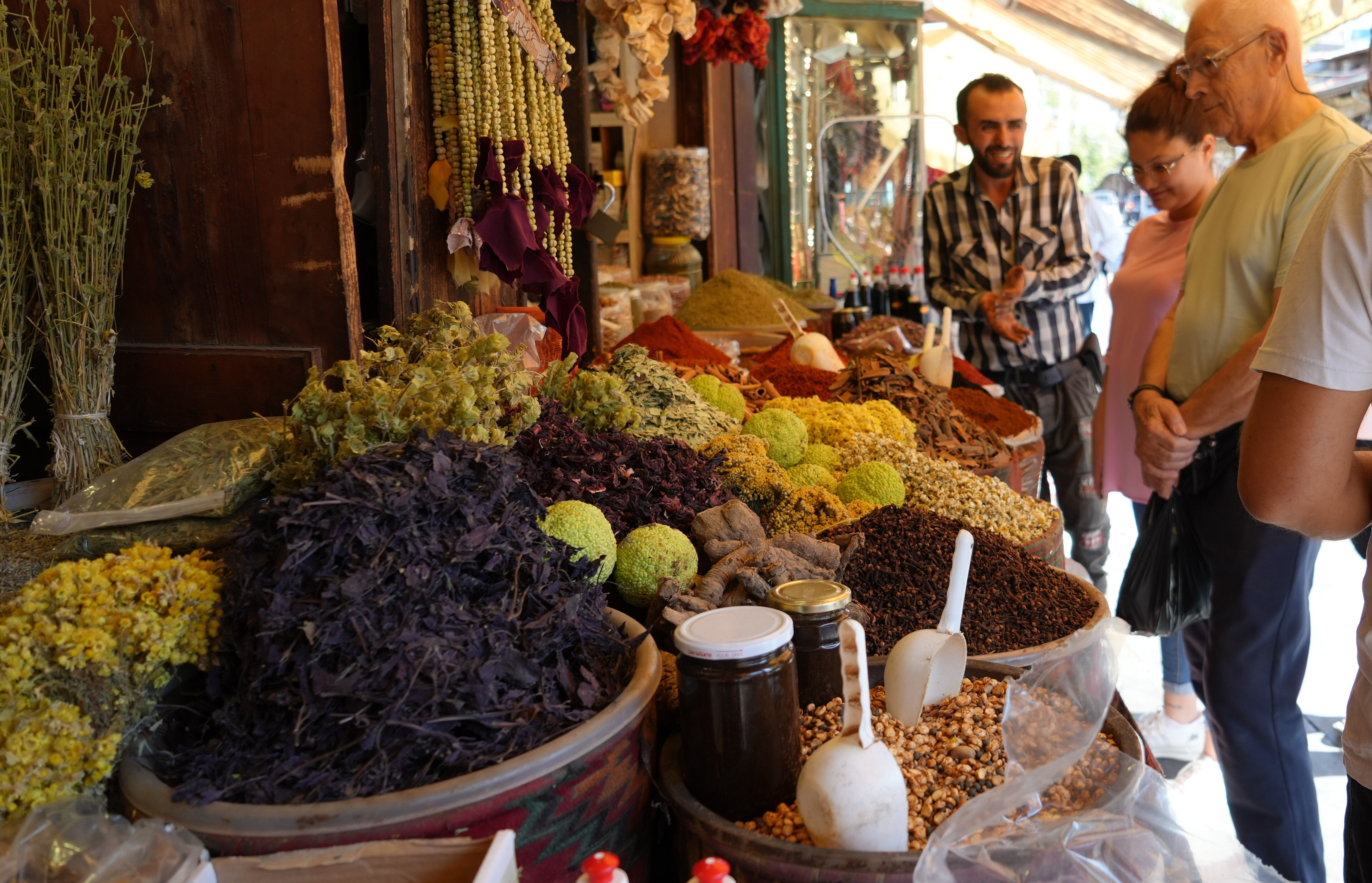 Aktarların 'grip' mesaisi... Soğuklara karşı 