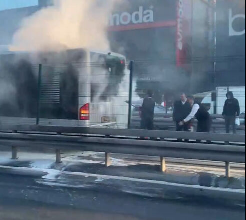 Avcılar'da metrobüs yangını! İşte ilk görüntüler Avcılar'da metrobüs yangını! İşte ilk görüntüler - 1. Resim