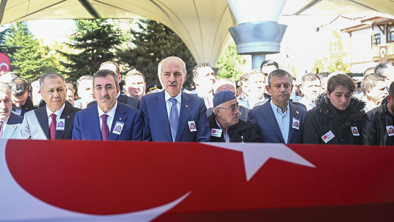 CHP lideri Özgür Özel'den şehit cenazelerinde birlik ve beraberlik mesajı: Teslim olmayacağız - 3. Resim