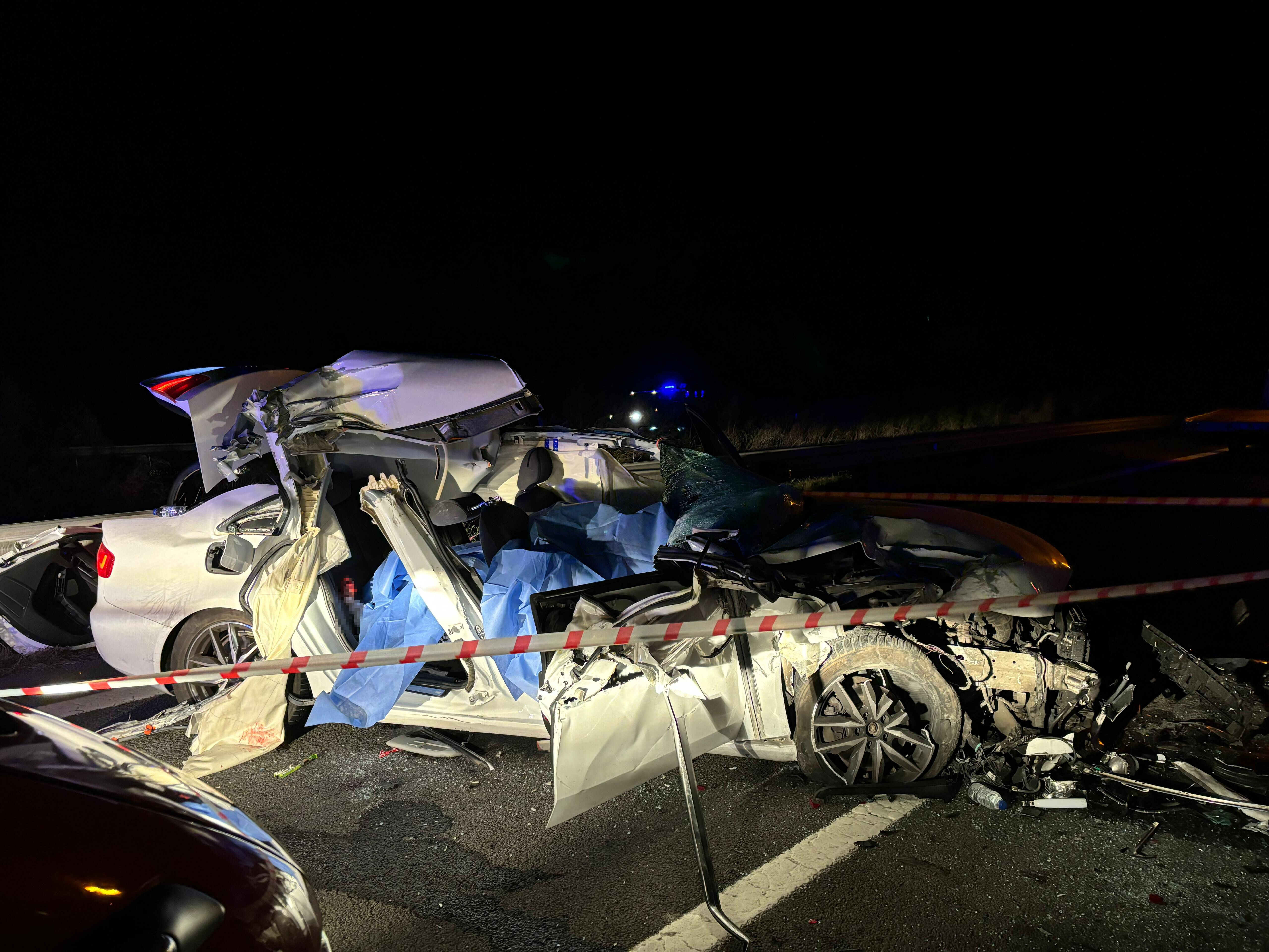 Feci kazada araç kağıt gibi ezildi! 2 kişi hayatını kaybetti Feci kazada araç kağıt gibi ezildi! 2 kişi hayatını kaybetti - 2. Resim