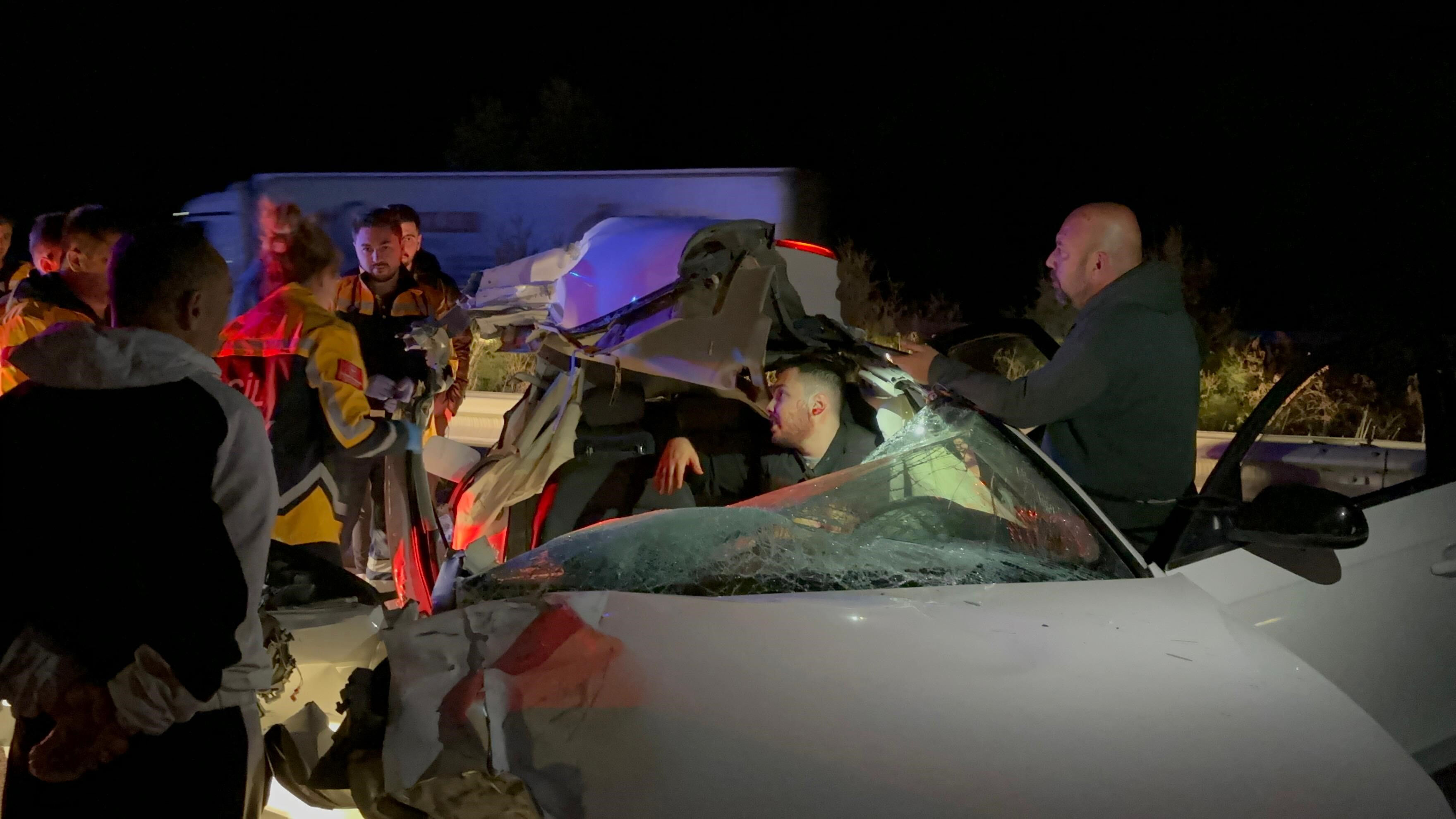 Feci kazada araç kağıt gibi ezildi! 2 kişi hayatını kaybetti Feci kazada araç kağıt gibi ezildi! 2 kişi hayatını kaybetti - 3. Resim