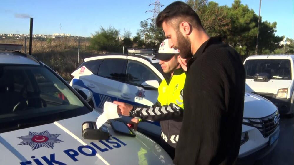 Hem emniyet şeridini ihlal etti hem de polise ve gazetecilere tepki gösterdi Hem emniyet şeridini ihlal etti hem de polise ve gazetecilere tepki gösterdi - 3. Resim