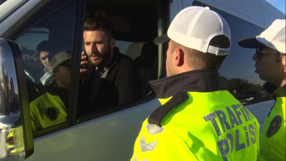 Hem emniyet şeridini ihlal etti hem de polise ve gazetecilere tepki gösterdi Hem emniyet şeridini ihlal etti hem de polise ve gazetecilere tepki gösterdi - 2. Resim