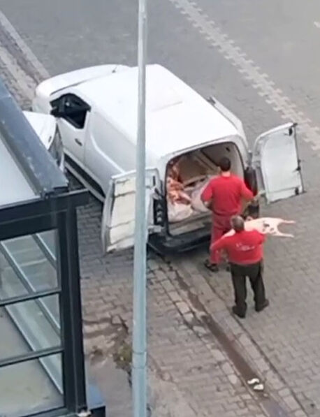 İstanbul'da mide bulandıran görüntü! Çıplak elle taşıdığı eti, yerden aldığı kartona sardı - 1. Resim