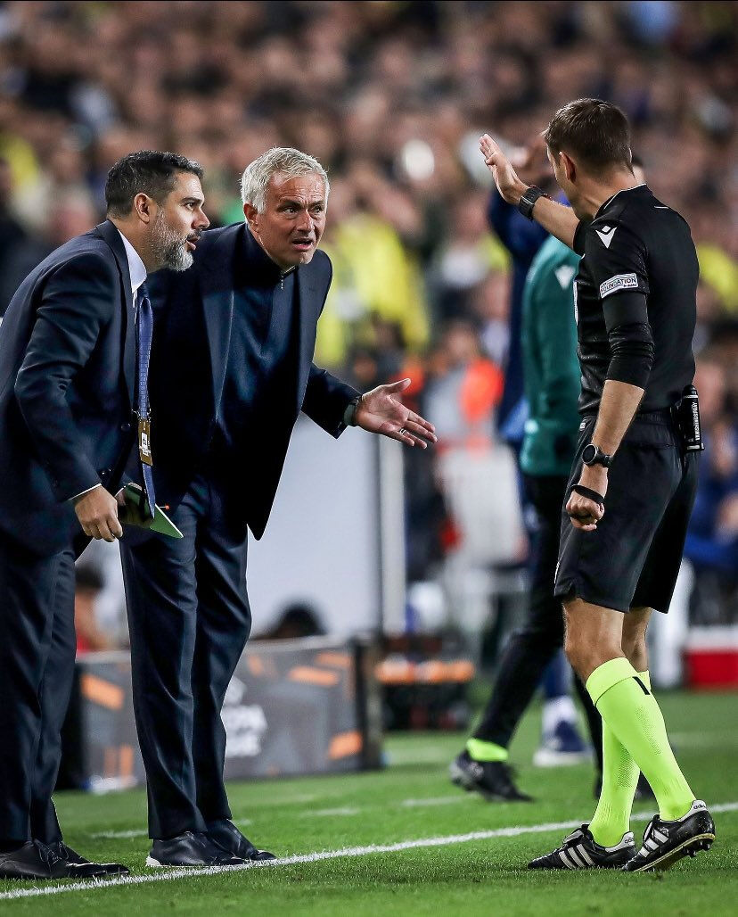 Jose Mourinho'ya kırmızı kart şoku! Fenerbahçe - Manchester United maçında olay - 2. Resim