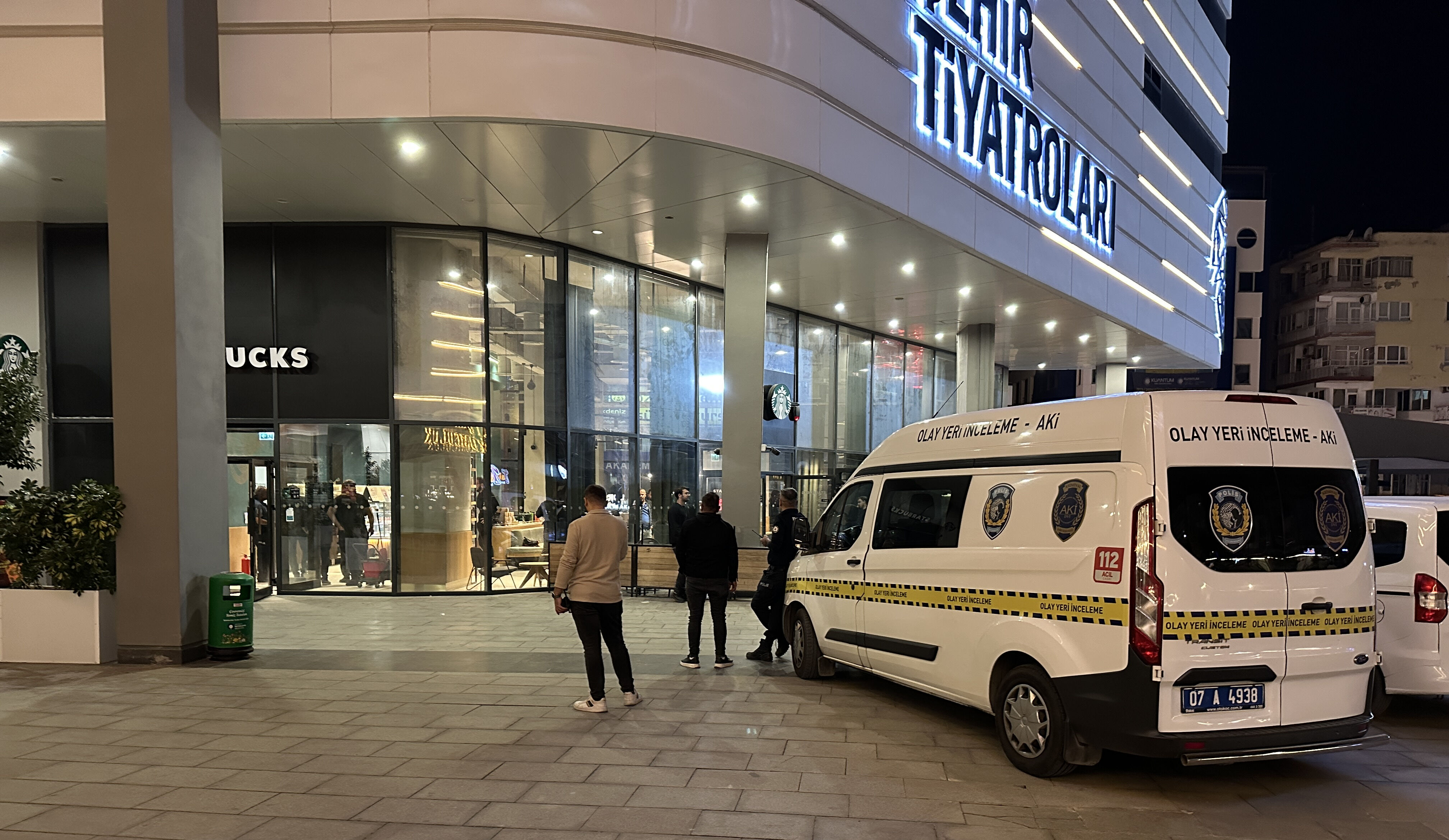 Starbucks'a molotoflu saldırı! Yangına ekipler müdahale etti - 1. Resim