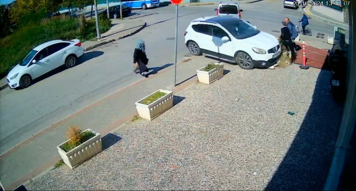 Trafikte facia olay: Ayağını gazda unutmuş - 1. Resim