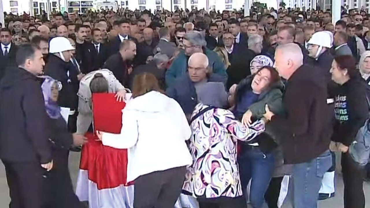 Türkiye TUSAŞ şehitlerine veda etti! 2 kız çocuğu yetim kaldı, birinin doğum günüydü... TUSAŞ saldırısı şehitleri için cenaze töreni düzenleniyor! Şehit taksici Murat Arslan son yolculuğuna uğurlandı - 6. Resim