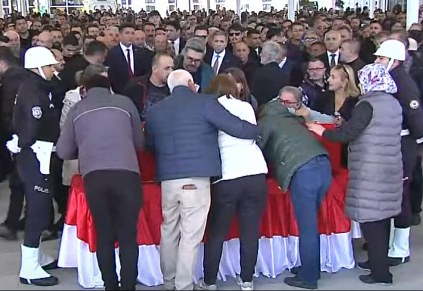 Türkiye TUSAŞ şehitlerine veda etti! 2 kız çocuğu yetim kaldı, birinin doğum günüydü... TUSAŞ saldırısı şehitleri için cenaze töreni düzenleniyor! Şehit taksici Murat Arslan son yolculuğuna uğurlandı - 4. Resim