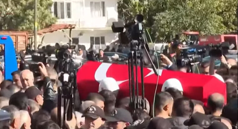 Türkiye TUSAŞ şehitlerine veda etti! 2 kız çocuğu yetim kaldı, birinin doğum günüydü... TUSAŞ saldırısı şehitlerinden taksici Murat Arslan son yolculuğuna uğurlandı - 2. Resim