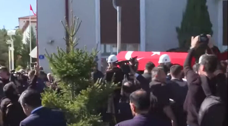 Türkiye TUSAŞ şehitlerine veda etti! 2 kız çocuğu yetim kaldı, birinin doğum günüydü... TUSAŞ saldırısı şehitlerinden taksici Murat Arslan son yolculuğuna uğurlandı - 3. Resim