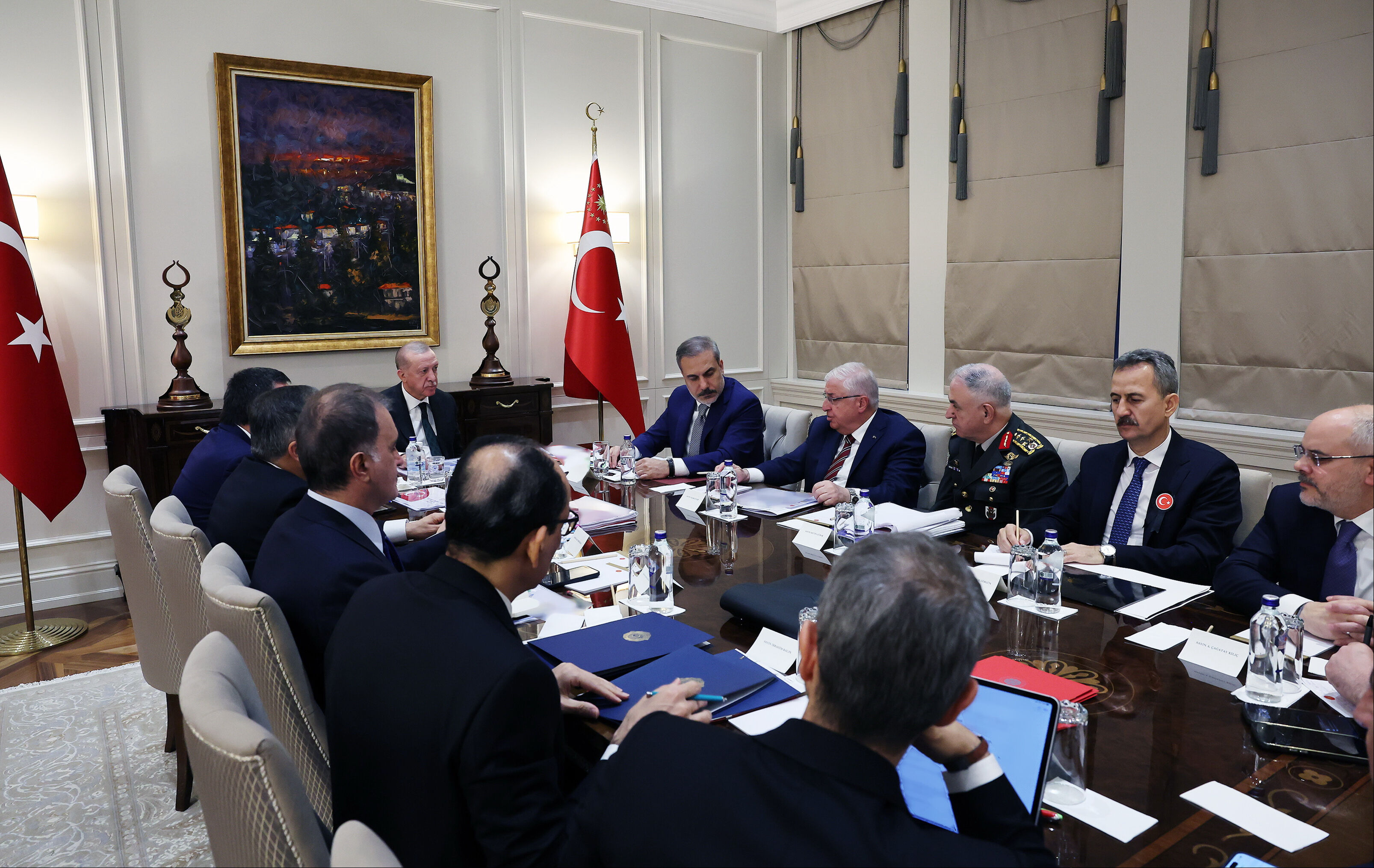 TUSAŞ saldırısı sonrası güvenlik zirvesinde net mesaj! 'Teröristan' kurulmasına asla müsaade edilmeyecek TUSAŞ saldırısı sonrası Cumhurbaşkanı Erdoğan başkanlığındaki güvenlik zirvesi İstanbul'da toplandı - 1. Resim